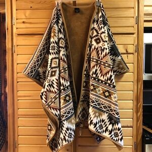 CUDDL DUDS WOMEN’S SOUTHWESTERN SHAWL, PONCHO, WEARABLE BLANKET, SIZE 1X/2X